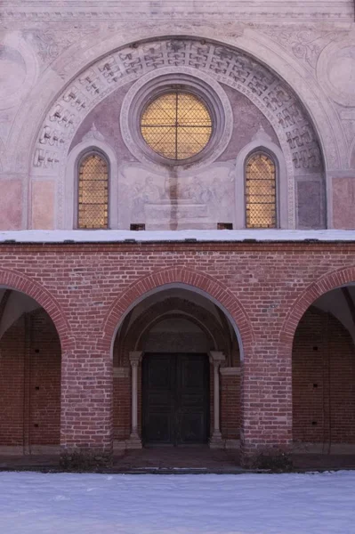 Een Verticaal Schot Van Een Oud Bakstenen Gebouw Gevangen Staffarda — Stockfoto