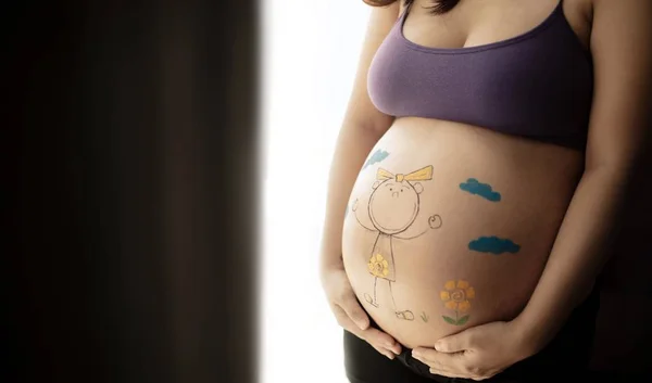 Mulher grávida sentindo-se feliz — Fotografia de Stock