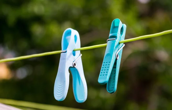 Een Close Shot Van Plastic Wasknijpers Opgehangen Aan Het Touw — Stockfoto