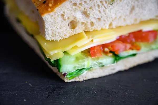 Closuep Shot Sanduíche Vegetariano Com Queijo Uma Superfície Escura Perfeito — Fotografia de Stock