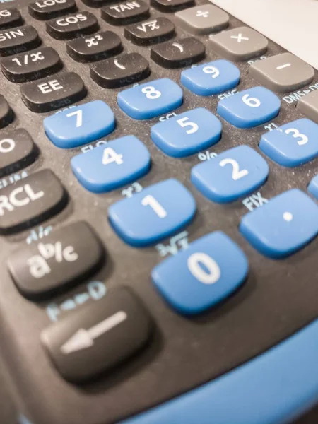 Detailní Záběr Kalkulačky Modrými Černými Tlačítky — Stock fotografie