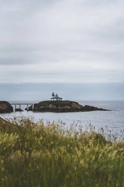 Die Vom Meer Umgebene Insel Isla Pancha Unter Einem Bewölkten — Stockfoto