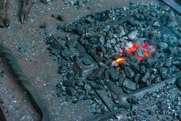 Tiro Alto Ângulo Queima Carvão Oficina Ferreiro Com Uma Pequena — Fotografia de Stock