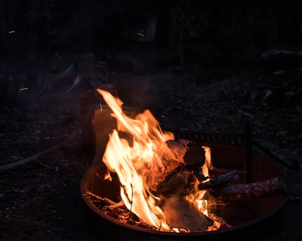 Une Vue Flammes Feu Allumant Les Ténèbres Environnantes — Photo