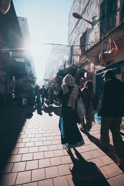 Foto vertical de una mujer caminando en el mercado capturada en Marruecos, Essouira — Foto de Stock