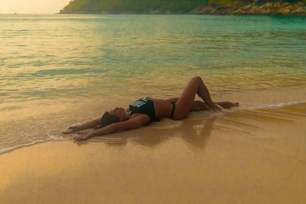 Half Naked Female Laying Sand Happily Enjoying Her Vacation Freedom — Stock Photo, Image