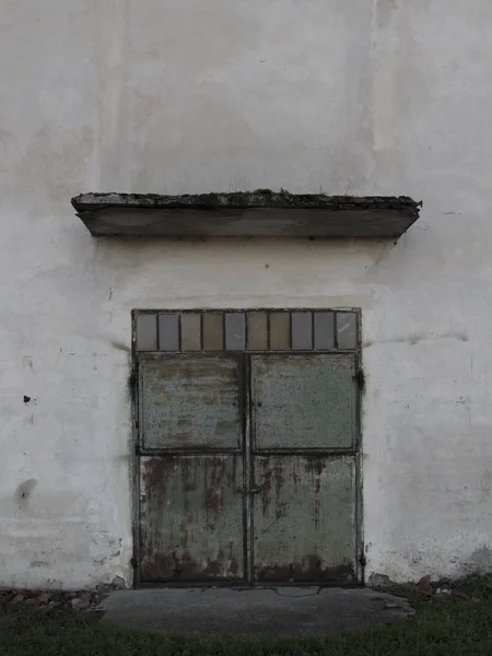 Vertical Shot Old Door White Concrete Building — Stock Photo, Image