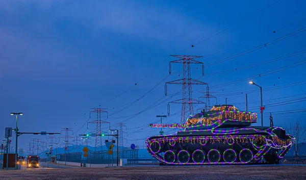 这张漂亮的照片是一辆装饰华丽的装甲坦克停在电动电话塔旁边 — 图库照片