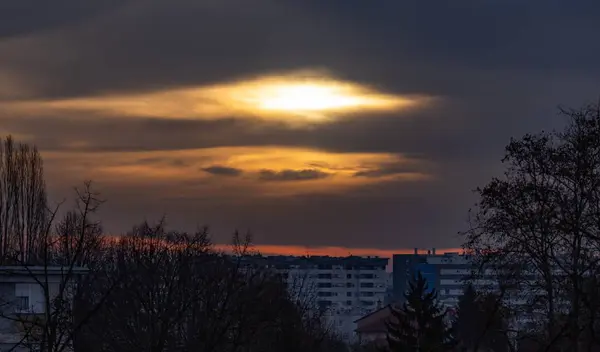 Molnig Himmel Gyllene Solnedgång Ovanför Stad Med Moderna Byggnader Omgivna — Stockfoto