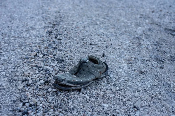 Tiro Ângulo Alto Sapato Velho Rasgado Deixado Para Trás Caminho — Fotografia de Stock