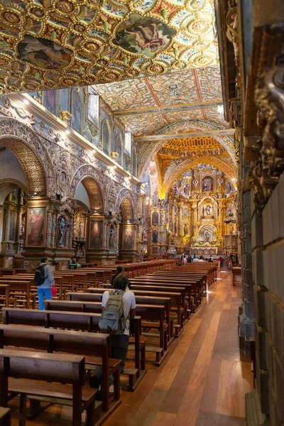 Hall of the Basilica of the National Vow omringd door schilderijen en lichten in Ecuador — Stockfoto