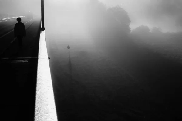 Silhouette Piéton Lever Soleil Brumeux Sur Pont — Photo