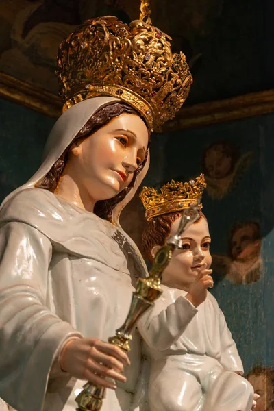 Pionowe Ujęcie Pięknej Figury Religijnej Uchwyconej Ekwadorze — Zdjęcie stockowe