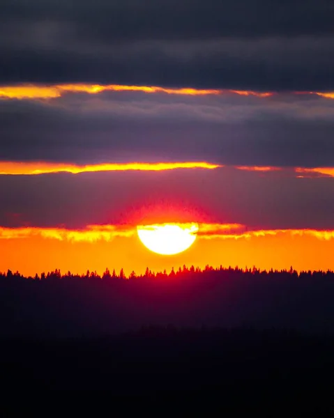 Вертикальный Снимок Прекрасного Заката Слоями Облаков Орегоне — стоковое фото