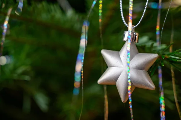 Primer Plano Pequeño Adorno Plateado Forma Estrella Árbol Navidad Con — Foto de Stock