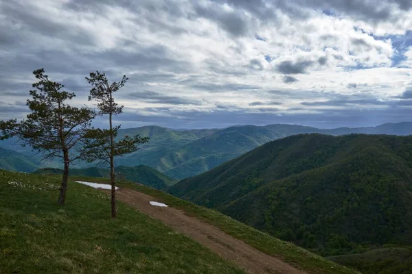 在多云的天空下 乡间美丽的山景 — 图库照片