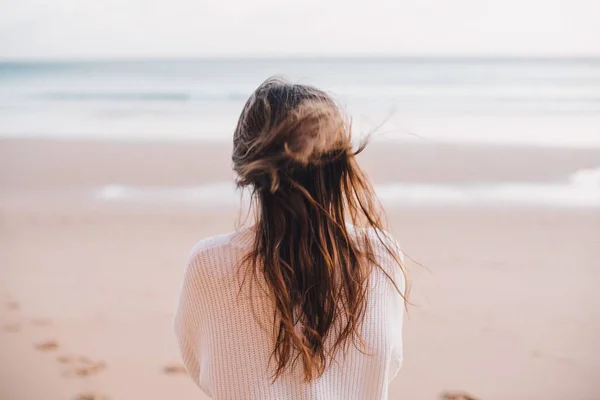 Eenzame vrouwtjes wandelen op een strand in Portugal op een zonnige dag — Stockfoto