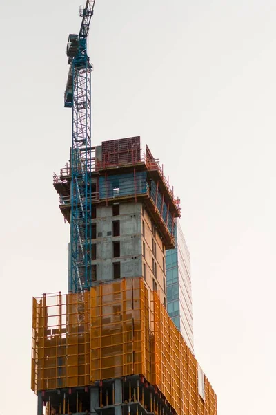 Svislý Nízkoúhlý Záběr Jeřábu Blízkosti Budovy Procesu Výstavby — Stock fotografie