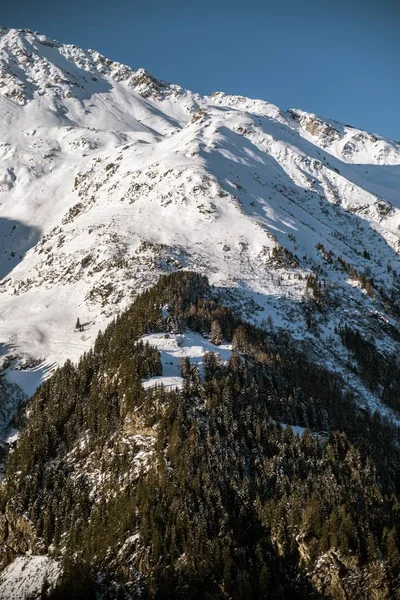 Vinkelbild Den Snöiga Vintersportbyn Sainte Foy Tarentaise Alperna Frankrike — Stockfoto