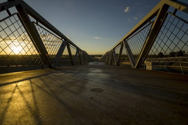 Niski Kąt Ujęcia Hipnotyzującego Wschodu Słońca Nad Mostem Wsi — Zdjęcie stockowe