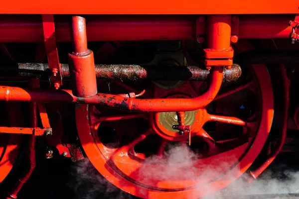 Egy Rozsdás Piros Vonatkerék Közelsége Ami Csupa Kosz Füst Napfény — Stock Fotó