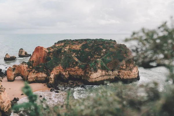 Eine Riesige Felsformation Die Tagsüber Strand Mit Moos Bedeckt Ist — Stockfoto