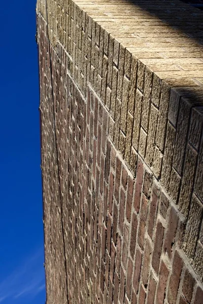 Güneş Işığı Altında Bir Taş Binanın Alçak Açılı Görüntüsü Mavi — Stok fotoğraf