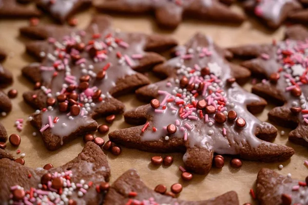 Primo Piano Biscotti Cioccolato Forma Albero Natale Con Caramelle Colorate — Foto Stock