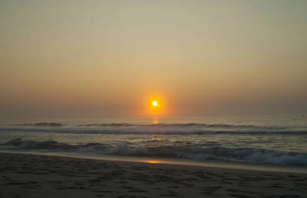 Paisaje Una Playa Rodeada Por Mar Durante Una Hermosa Puesta — Foto de Stock