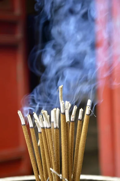 Tiro Vertical Fumaça Subindo Paus Incenso Hanói Vietnã Fundo Embaçado — Fotografia de Stock