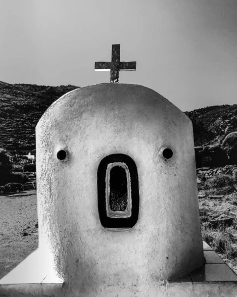 Graustufen Einer Seltsamen Kapelle Einem Tal Umgeben Von Hügeln Unter — Stockfoto