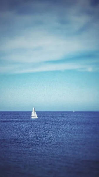Colpo Verticale Una Barca Vela Bianca Nel Mare Calmo — Foto Stock
