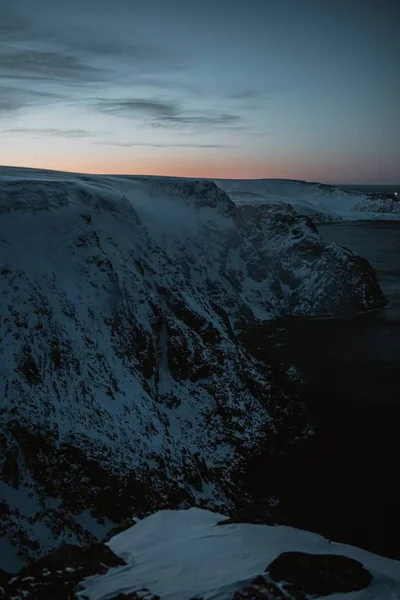 Coucher Soleil Vertical Sur Les Somptueuses Montagnes Enneigées Nordkapp Norvège — Photo