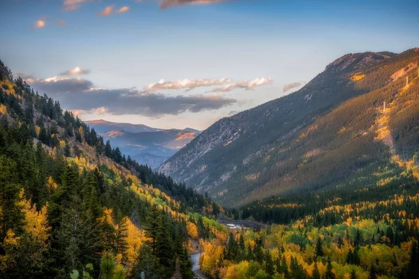 Hermoso Paisaje Paisaje Verde Con Árboles Coloridos Rodeados Montañas Rocosas —  Fotos de Stock