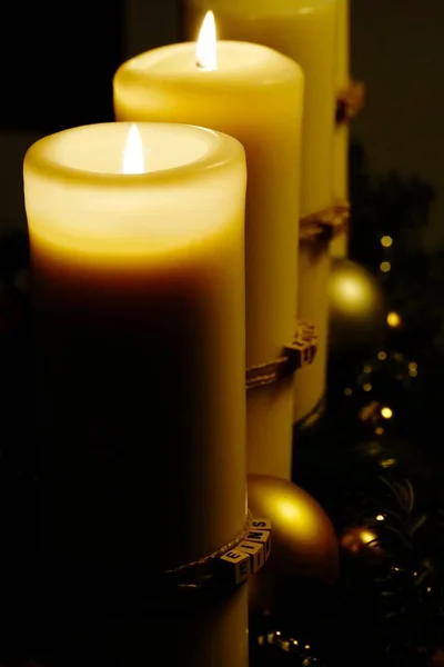 Closeup Candles Surrounded Christmas Decorations Black Background — ストック写真