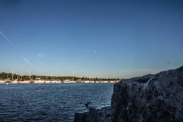 Eine Von Felsen Und Grün Umgebene Meereslandschaft Mit Booten Hintergrund — Stockfoto