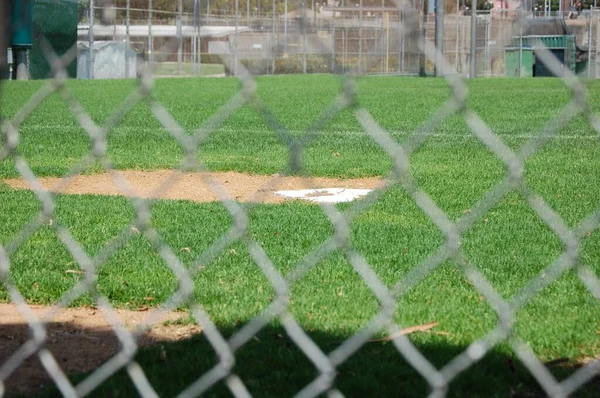 Una Cerca Borrosa Eslabones Cadena Con Campo Béisbol Edificios Fondo —  Fotos de Stock