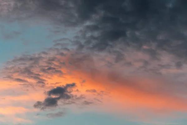 Eine Schöne Szenerie Des Bewölkten Himmels Bei Sonnenuntergang Ideal Für — Stockfoto