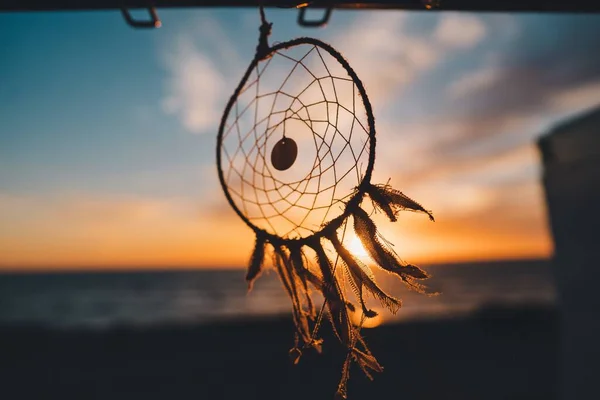 Ένας Ονειροπαγίδα Κρέμεται Στην Παραλία Την Όμορφη Θέα Του Ηλιοβασιλέματος — Φωτογραφία Αρχείου