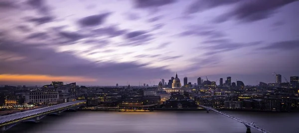 美しいカラフルな空の下で撮影された英国のロンドンの息をのむような都市の景色 — ストック写真