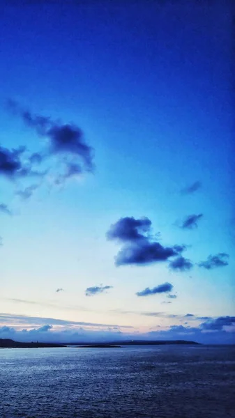 Eine Vertikale Aufnahme Des Herrlich Ruhigen Ozeans Während Der Abendstunden — Stockfoto
