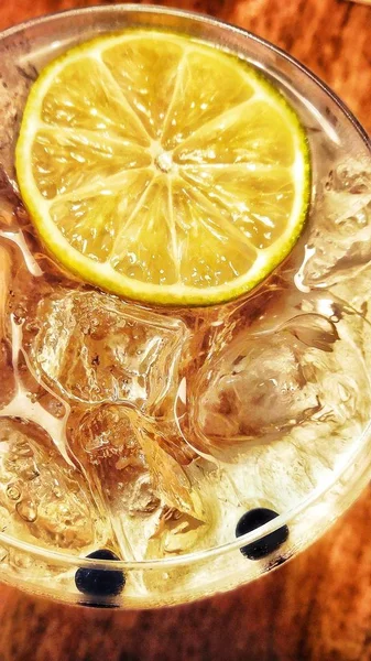 Close Vertical Uma Bebida Refrescante Com Cubos Gelo Limão — Fotografia de Stock