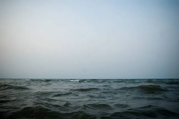 Uno Splendido Scenario Gocce Pioggia Che Cadono Nel Mare Fanno — Foto Stock