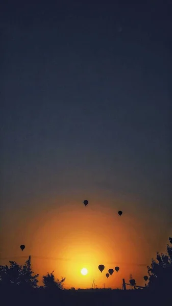 Disparo Vertical Paracaídas Volando Durante Una Puesta Sol Impresionante — Foto de Stock