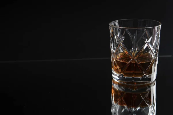 Verre Whisky Réfléchissant Sur Une Table Sur Fond Noir — Photo