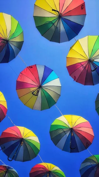 Eine Vertikale Aufnahme Bunter Regenschirme Unter Dem Klaren Himmel — Stockfoto