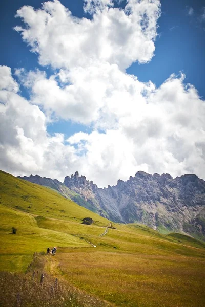 Beautiful Scenery Green Landscape High Rocky Cliffs White Clouds Italy — ストック写真