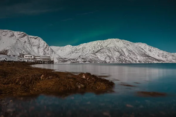 Een Prachtig Landschap Van Een Bevroren Meer Omringd Door Besneeuwde — Stockfoto