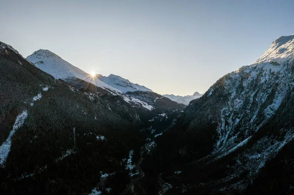 Eine Bergige Winterlandschaft Unter Klarem Himmel Sainte Foy Tarentaise Französisch — Stockfoto