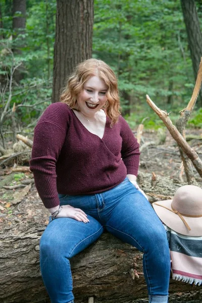 Woman Sitting Tree Branch Forest Surrounded Greenery Blurry Background — ストック写真